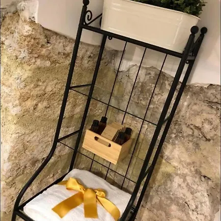 Alle Antiche Mura Del Mercato Di Ballaro *